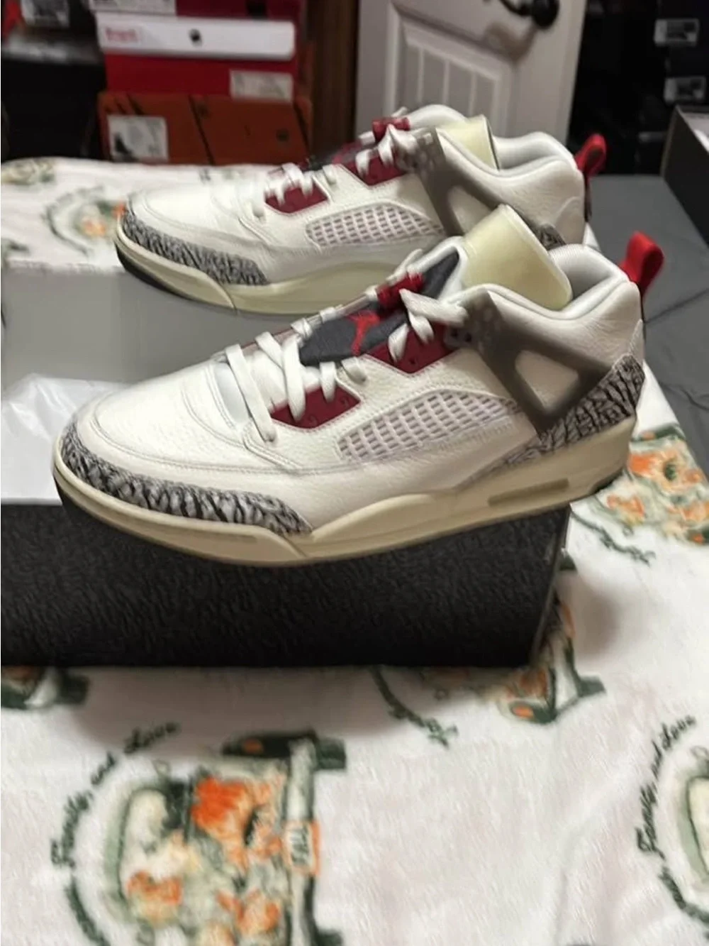 Air Jordan Spizike low White and Red Retro Sneakers